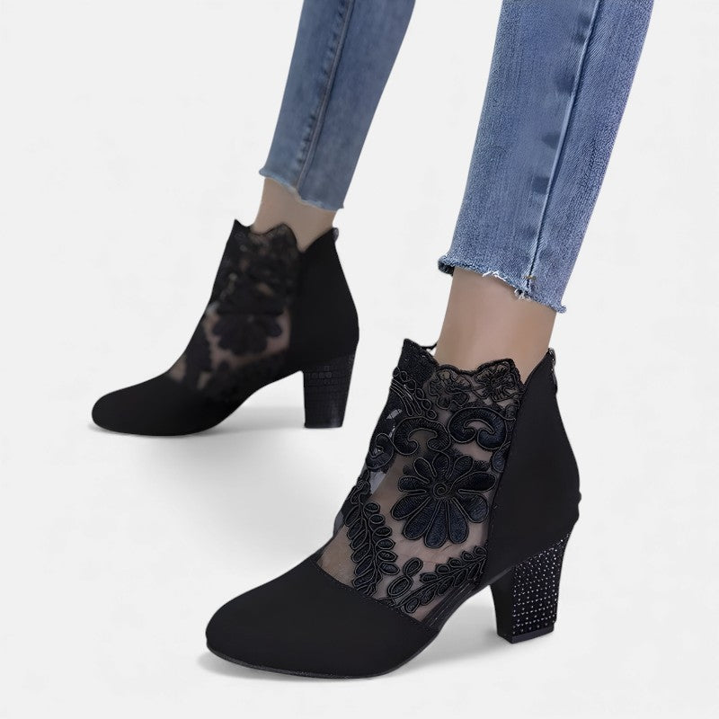 Widok z boku na czarne eleganckie buty na obcasie z siateczką