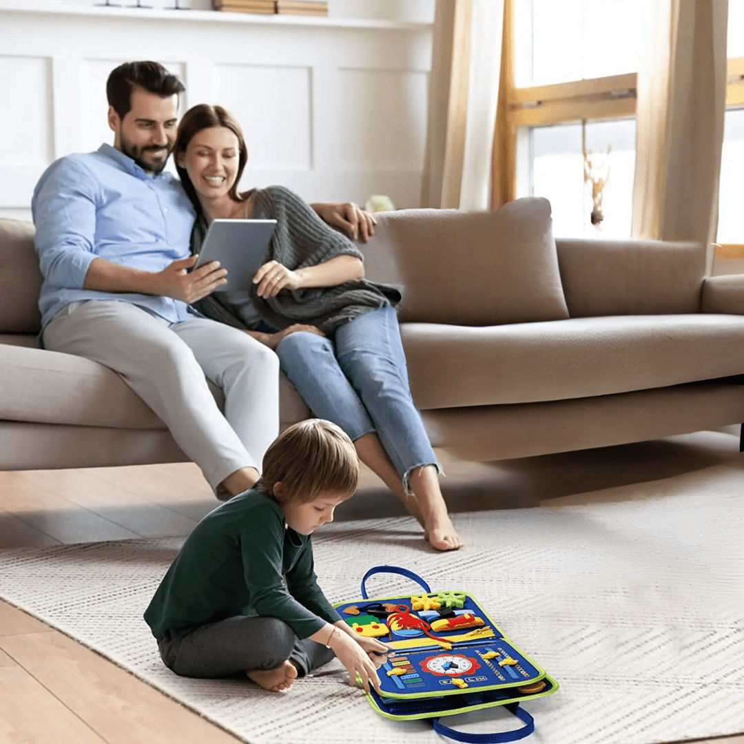 Rodzina z dzieckiem bawiącym się tablicą Montessori w salonie