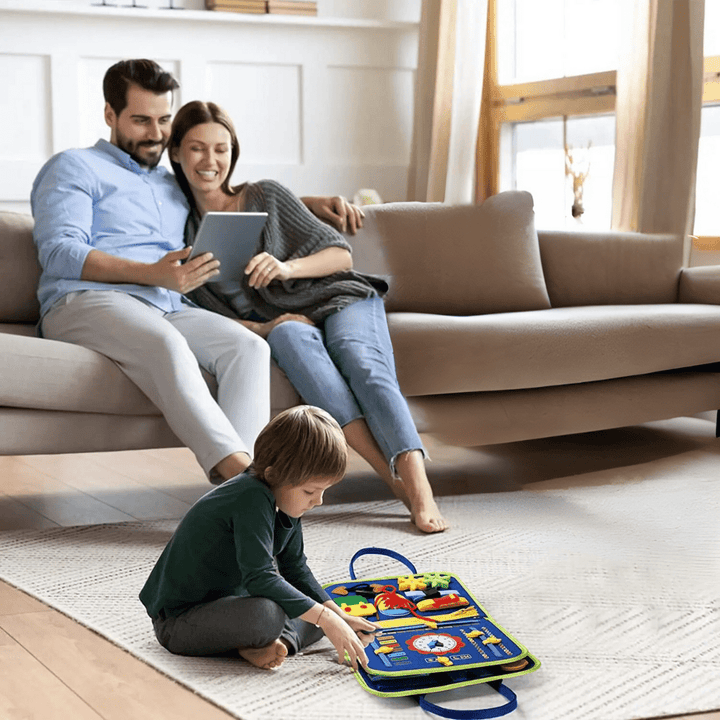 Rodzina z dzieckiem bawiącym się tablicą Montessori w salonie
