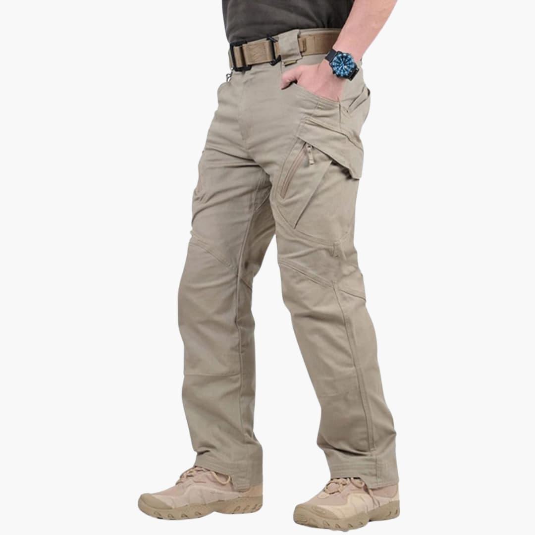 Mężczyzna w męskich spodniach cargo w kolorze khaki z boku