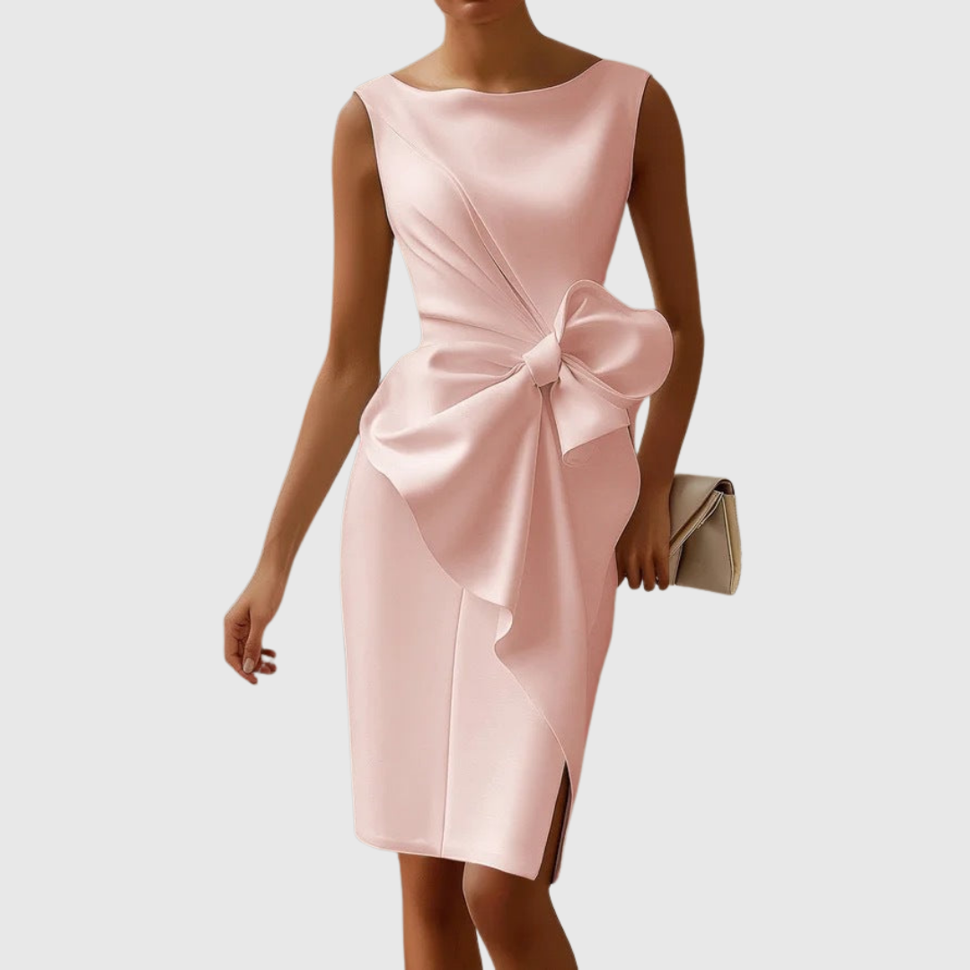 Modelka w różowej eleganckiej sukience midi z efektowną kokardą