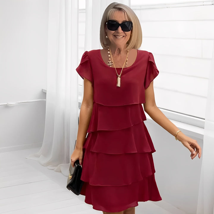 Zwiewna damska sukienka warstwowa z szyfonu, elegancka kreacja na wesele i lato w zbliżeniu