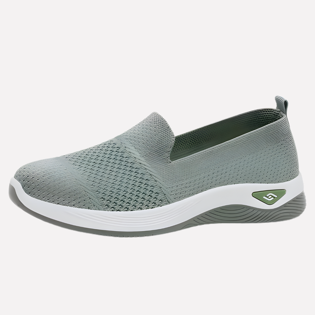 Bociczny widok na modne damskie sneakersy sportowe w casualowym stylu