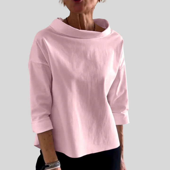 Elegancki top damski z wysokim kołnierzem w zbliżeniu, pokazujący strukturę dzianiny.