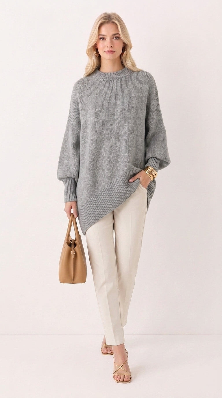 Stylowa odzież damska, elegancki sweter w neutralnym kolorze na wieszaku