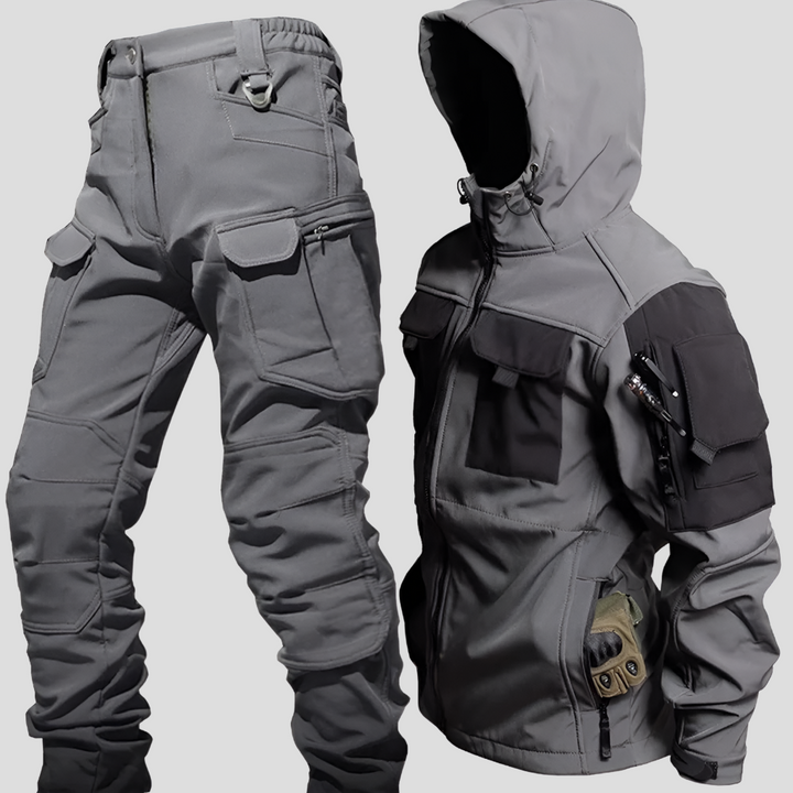 Komplet odzieży męskiej softshell na trekking w górach z bliska