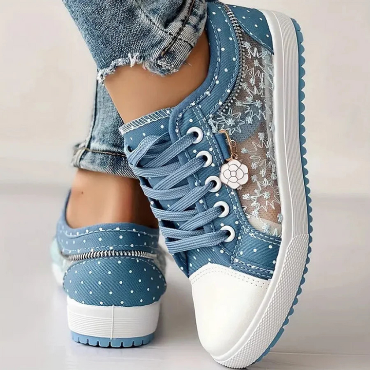 Tył i bok sneakersów Floria z dekoracyjnym zamkiem błyskawicznym i zawieszką