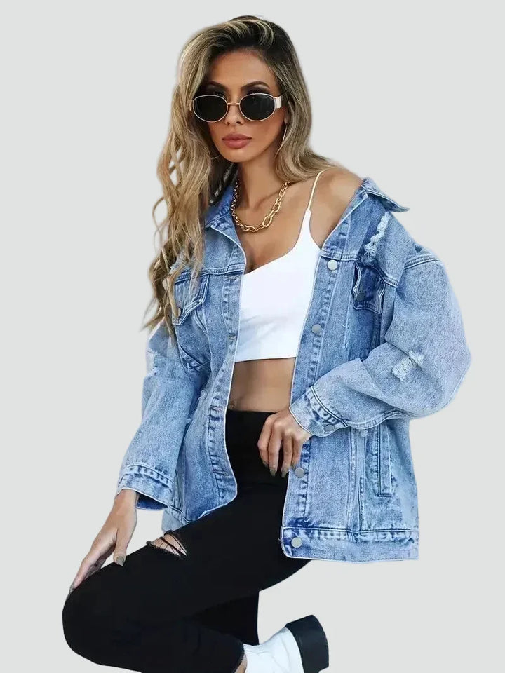 Stylowa damska kurtka jeansowa oversize w połączeniu z białym topem i czarnymi spodniami