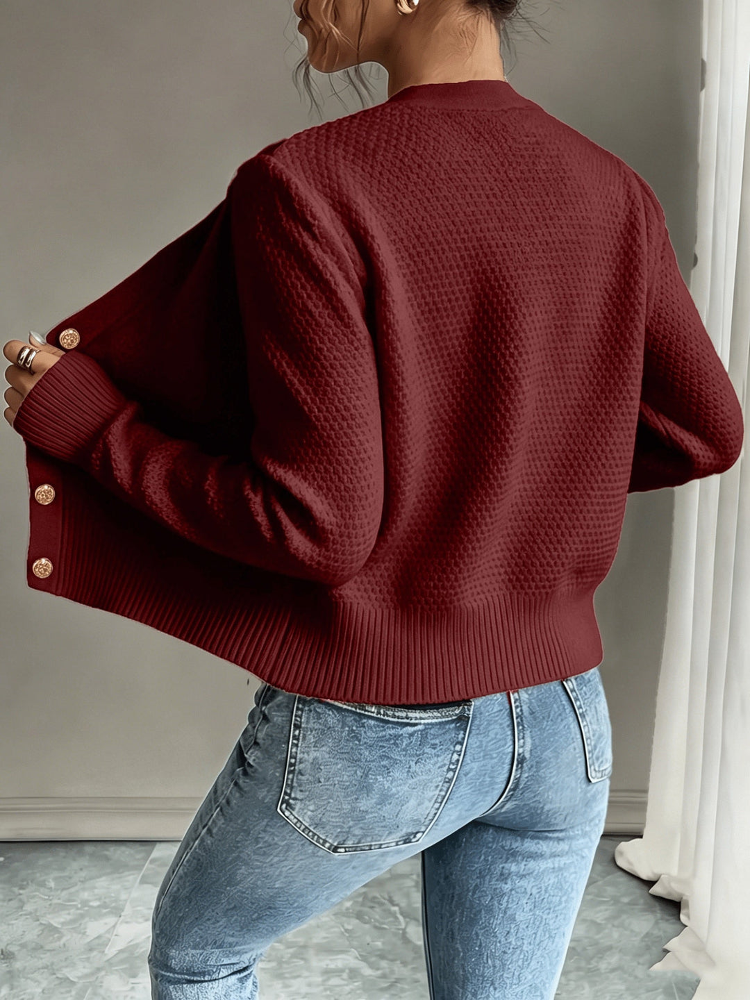 Modny sweter damski rozpinany z warkoczami do codziennych stylizacji