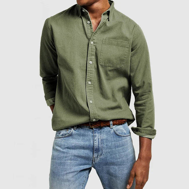 Mężczyzna prezentujący oliwkową koszulę z kołnierzykiem button-down