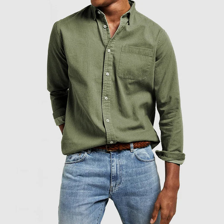 Mężczyzna prezentujący oliwkową koszulę z kołnierzykiem button-down