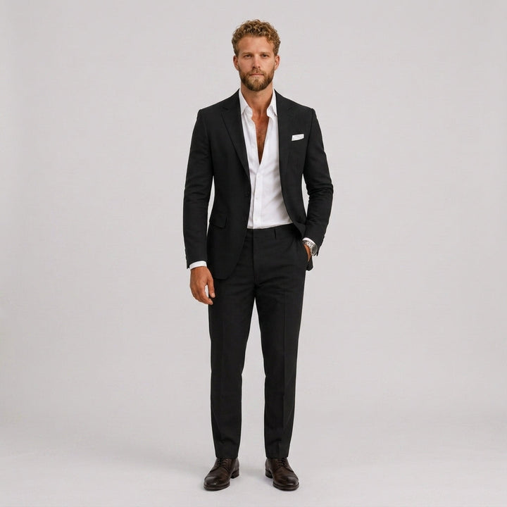 Mężczyzna w czarnym garniturze slim fit z białą koszulą