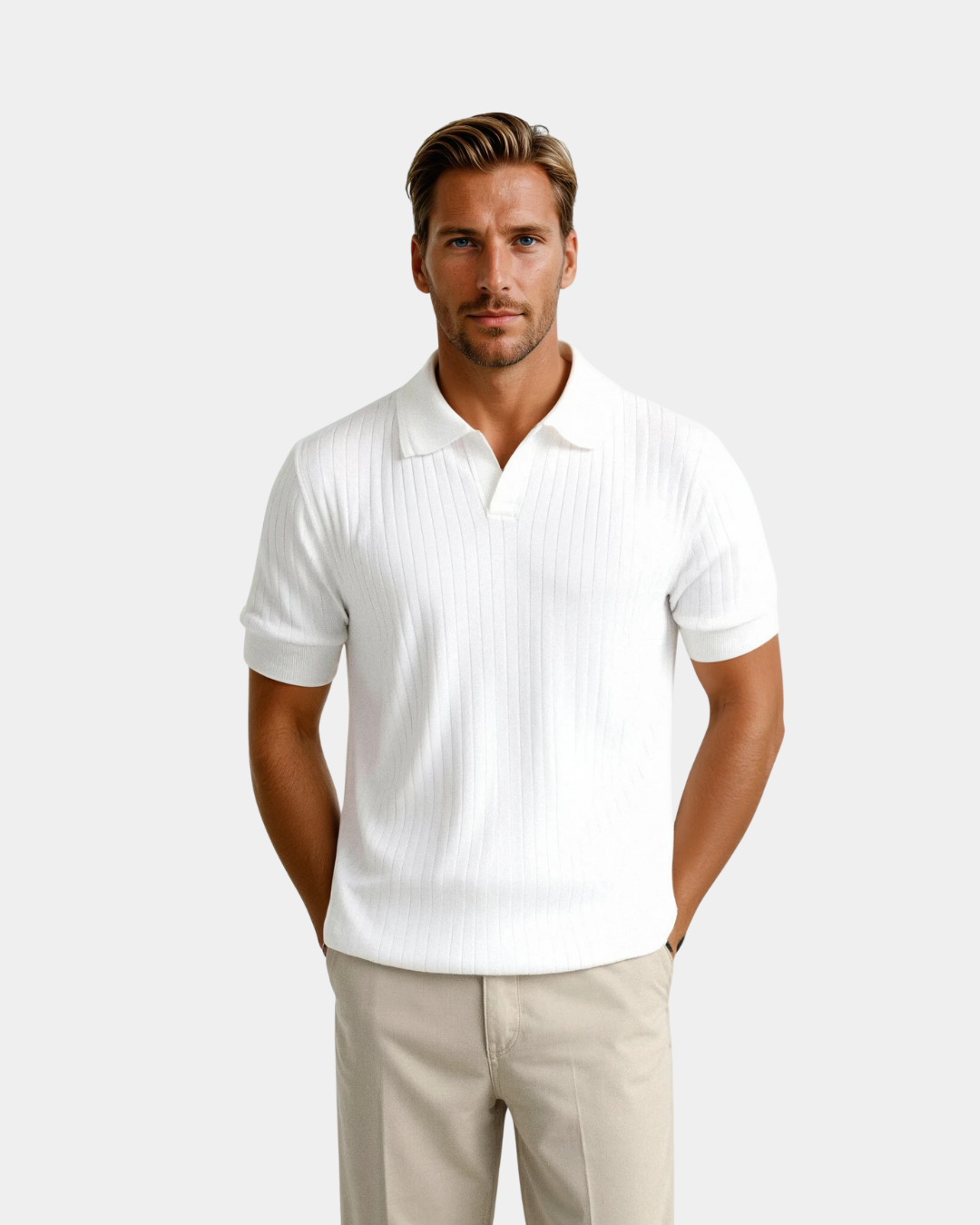 Mężczyzna w białym eleganckim polo slim fit z otwartym kołnierzem