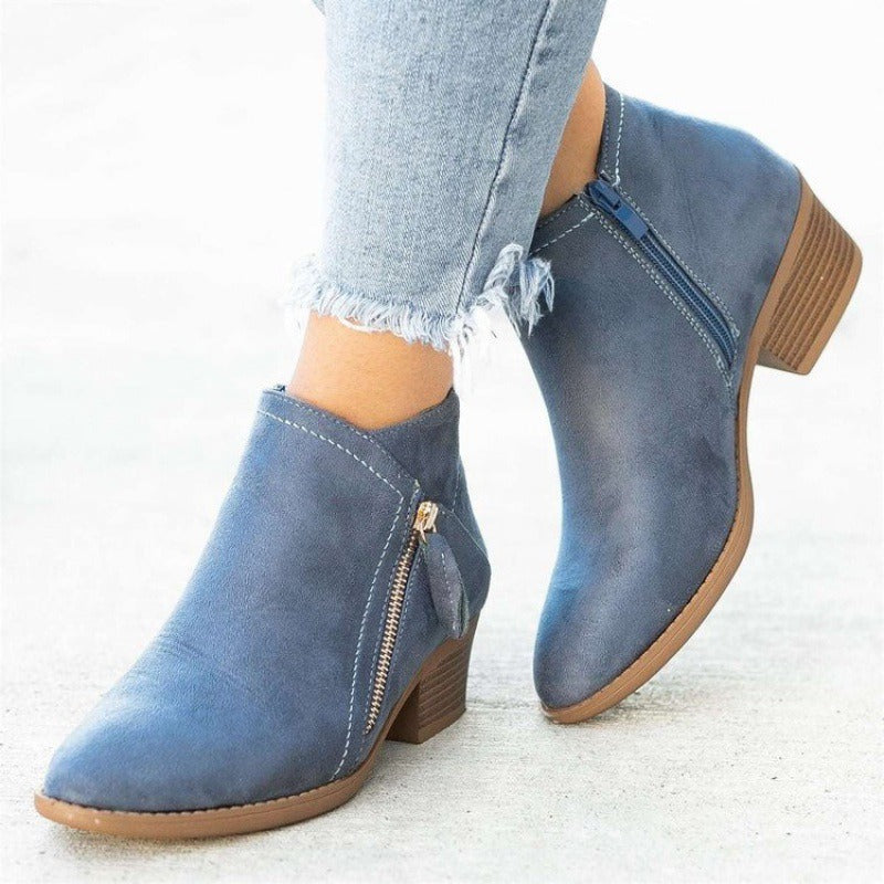 Stylowe buty damskie na obcasie zaprezentowane od tyłu, widoczny elegancki design.