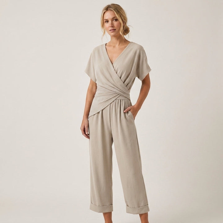 Kobieta w morelowym eleganckim dwuczęściowym komplecie damskim