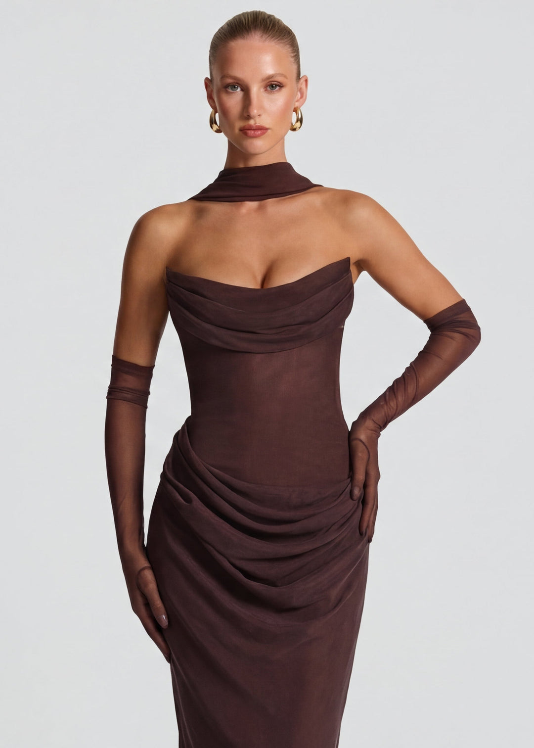 Stylowa sukienka elegancka maxi z chokerem prezentowana na sylwetce