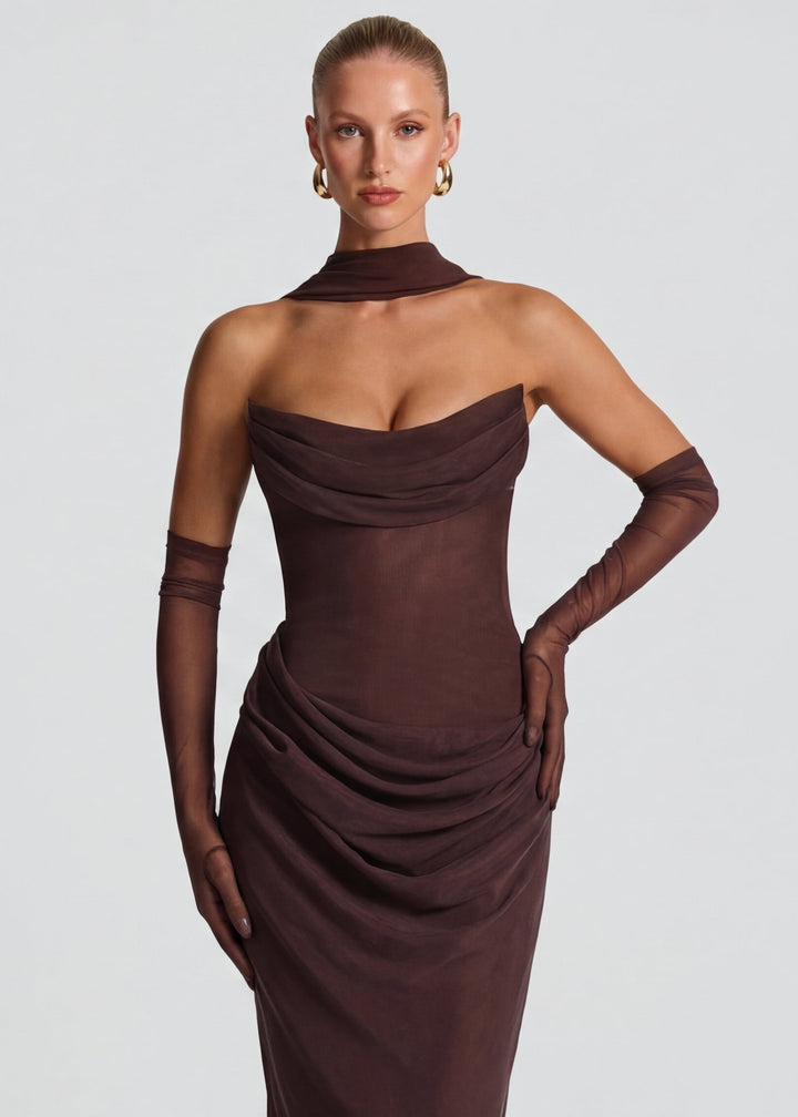 Stylowa sukienka elegancka maxi z chokerem prezentowana na sylwetce