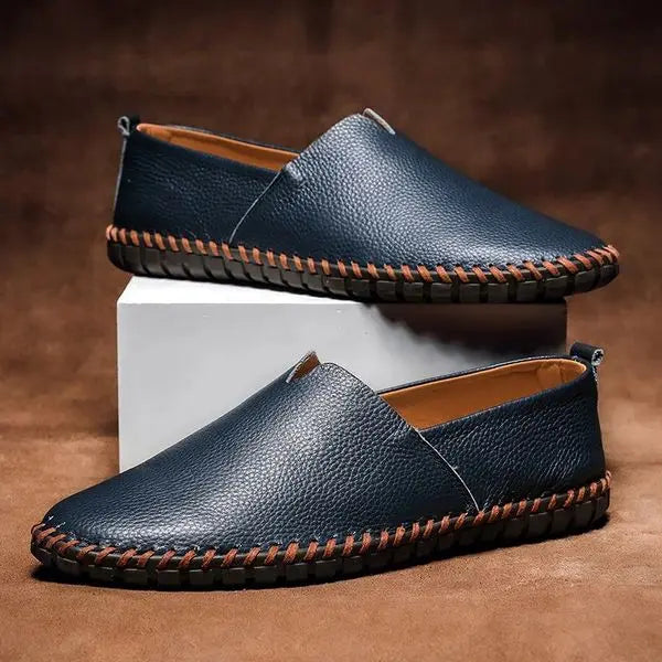 Granatowe męskie mokasyny casual slip-on na białej podstawce