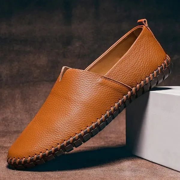 Brązowe męskie mokasyny casual slip-on na prezentacji