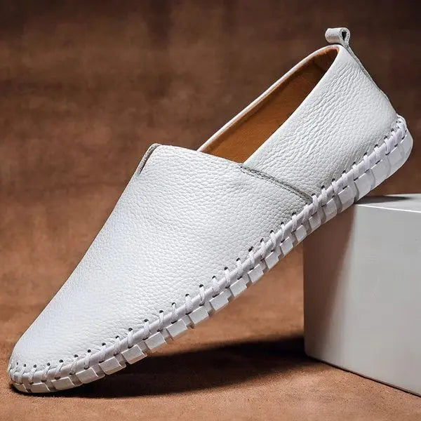 Białe męskie mokasyny casual slip-on w zbliżeniu