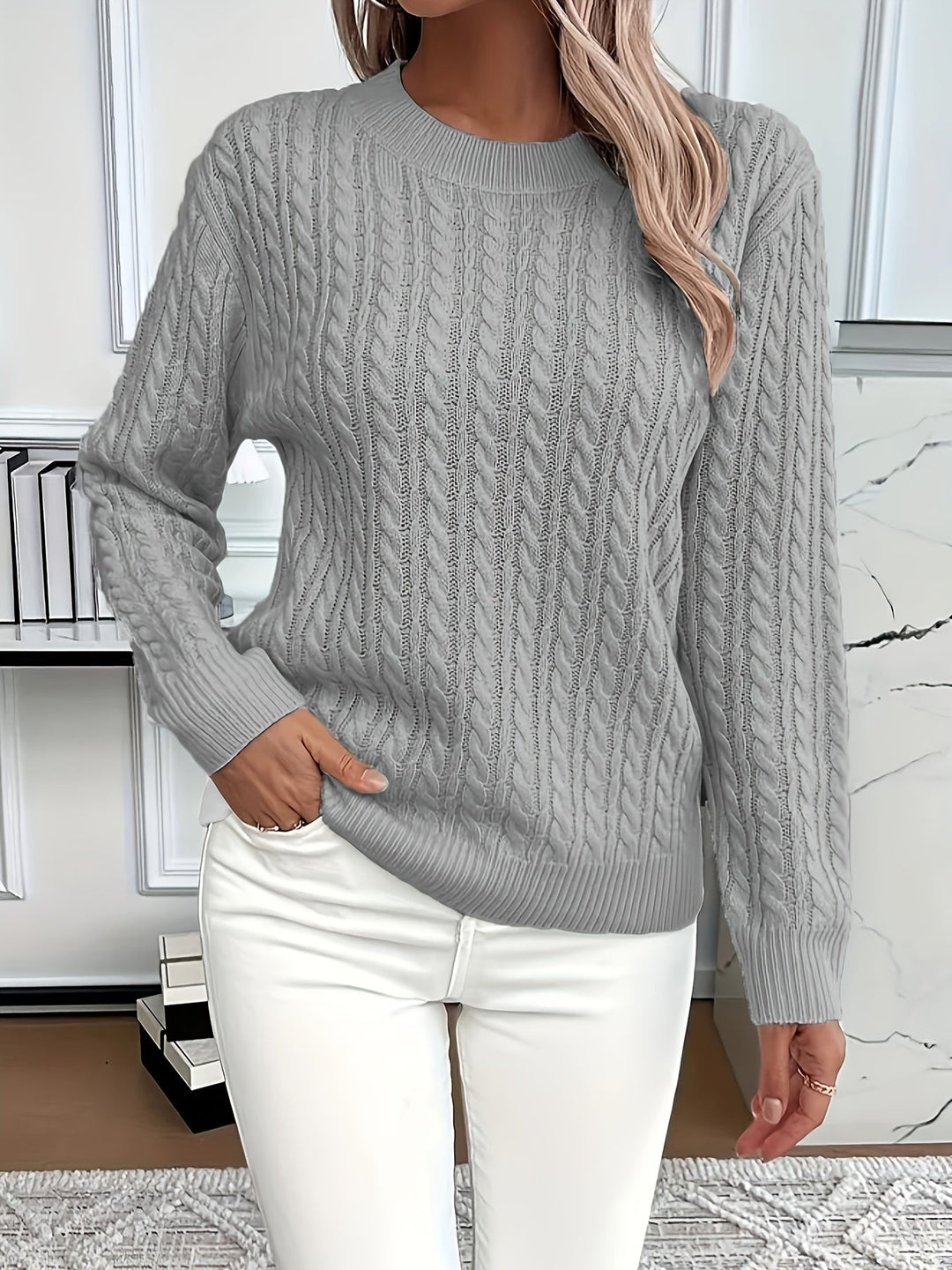 Stylowy dodatek do garderoby – damski sweter z warkoczami