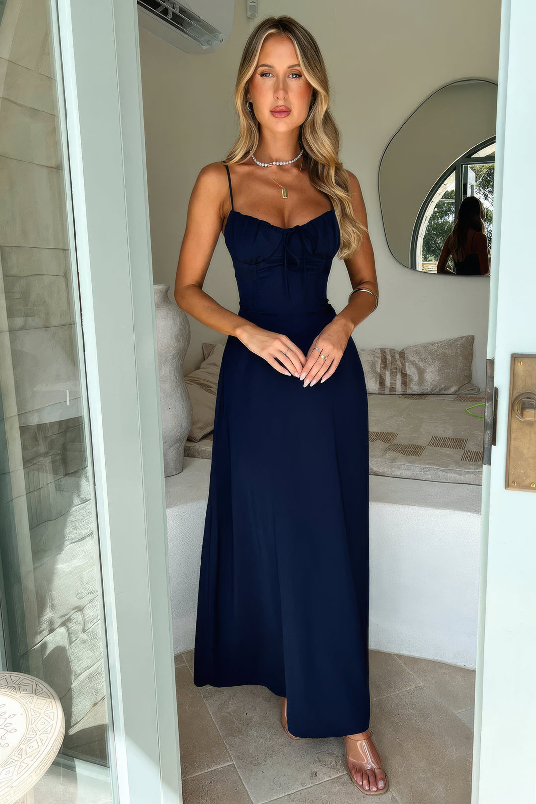 Modna sukienka damska w eleganckiej stylizacji wizytowej