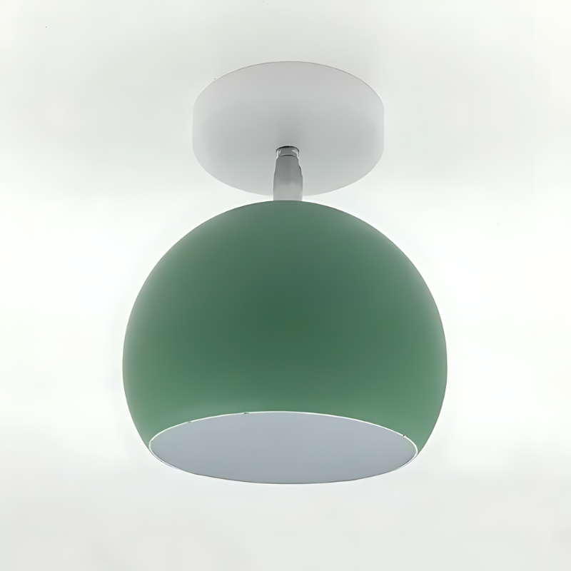 Modna lampa do salonu prezentowana na tle jasnej ściany w pokoju
