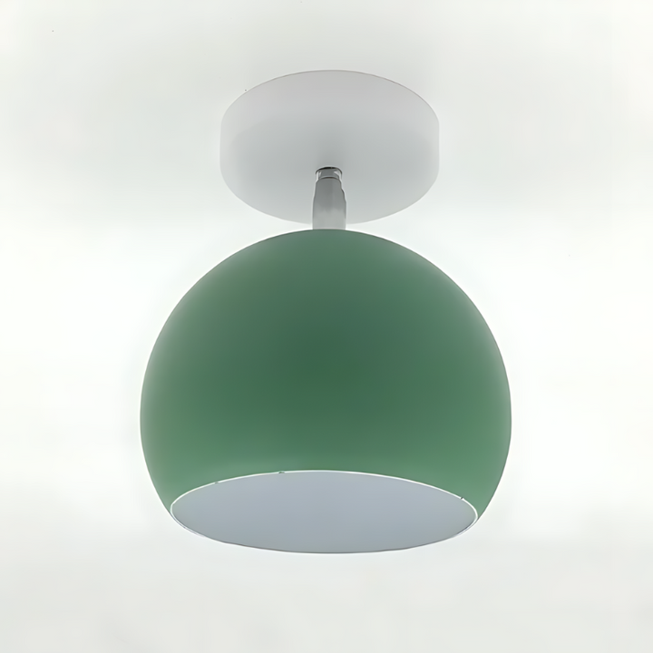Modna lampa do salonu prezentowana na tle jasnej ściany w pokoju