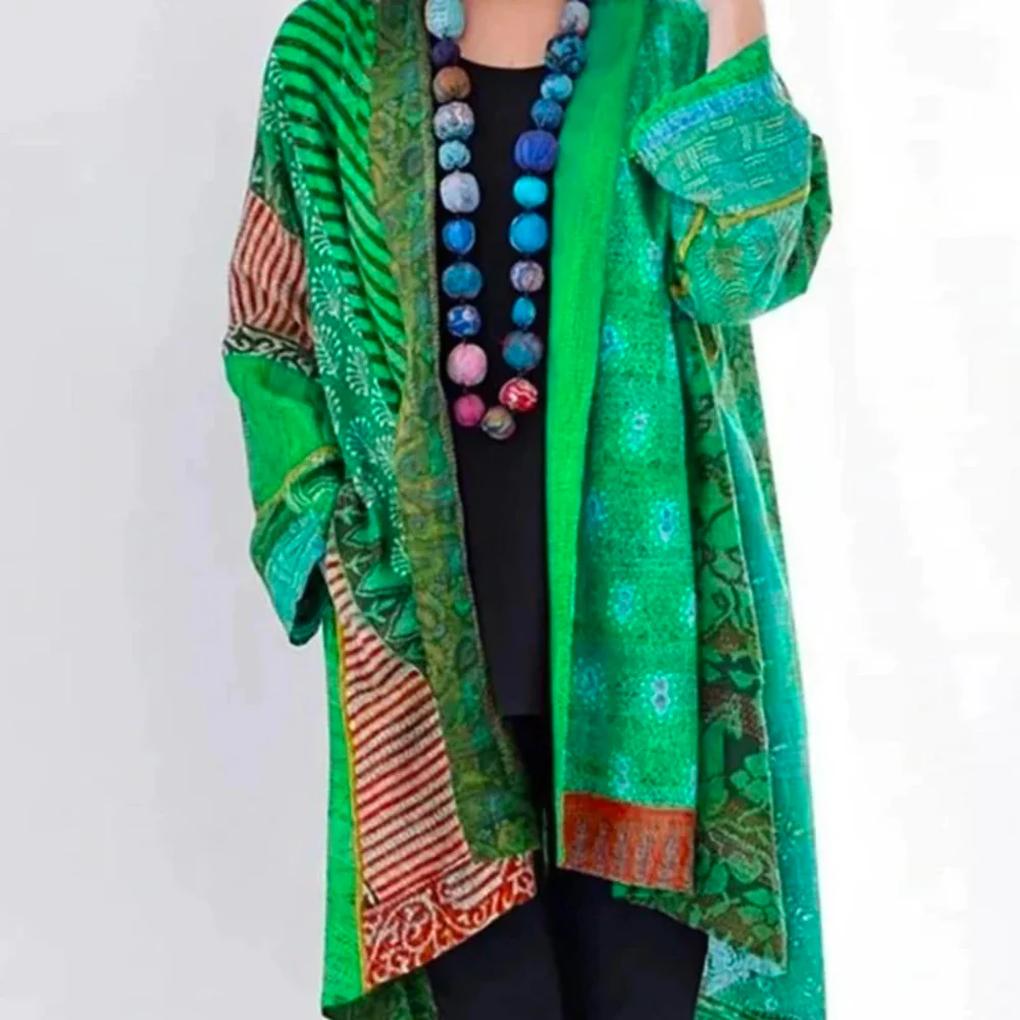 Damski kardigan w kolorze beżowym z kieszeniami, widok z tyłu – modna odzież damska