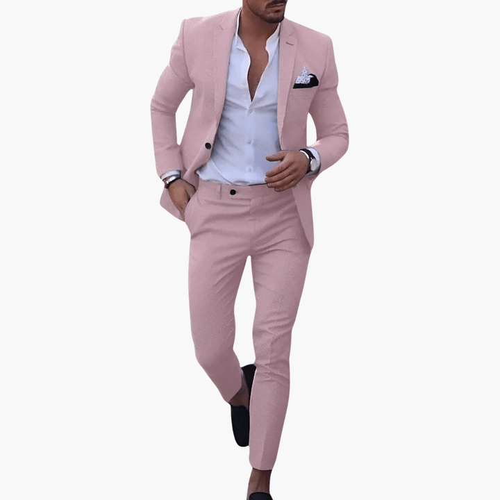 Zbliżenie na materiał i klapę marynarki eleganckiego garnituru męskiego