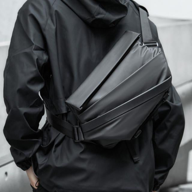 Czarna męska torba na ramię crossbody z widocznymi kieszeniami antykradzieżowymi