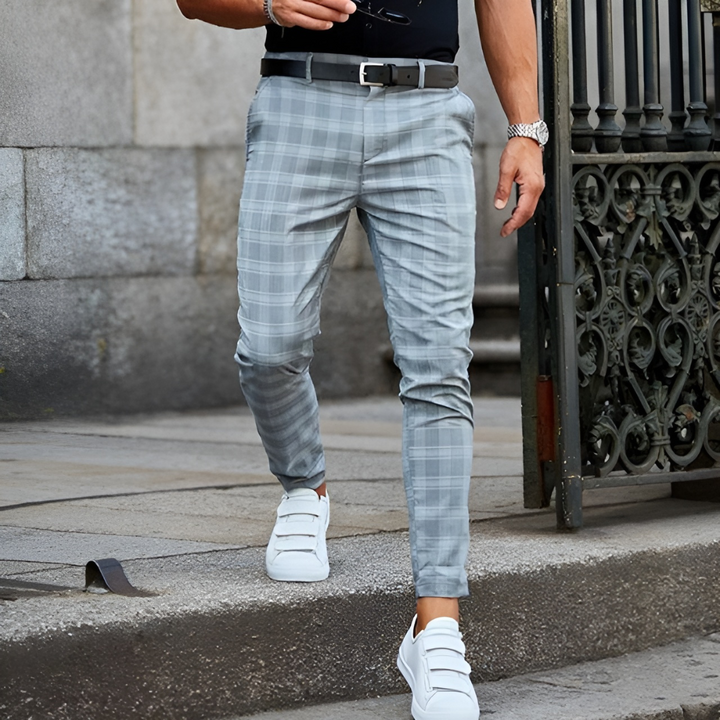 Szare spodnie męskie w kratę windowpane z paskiem i białymi sneakersami