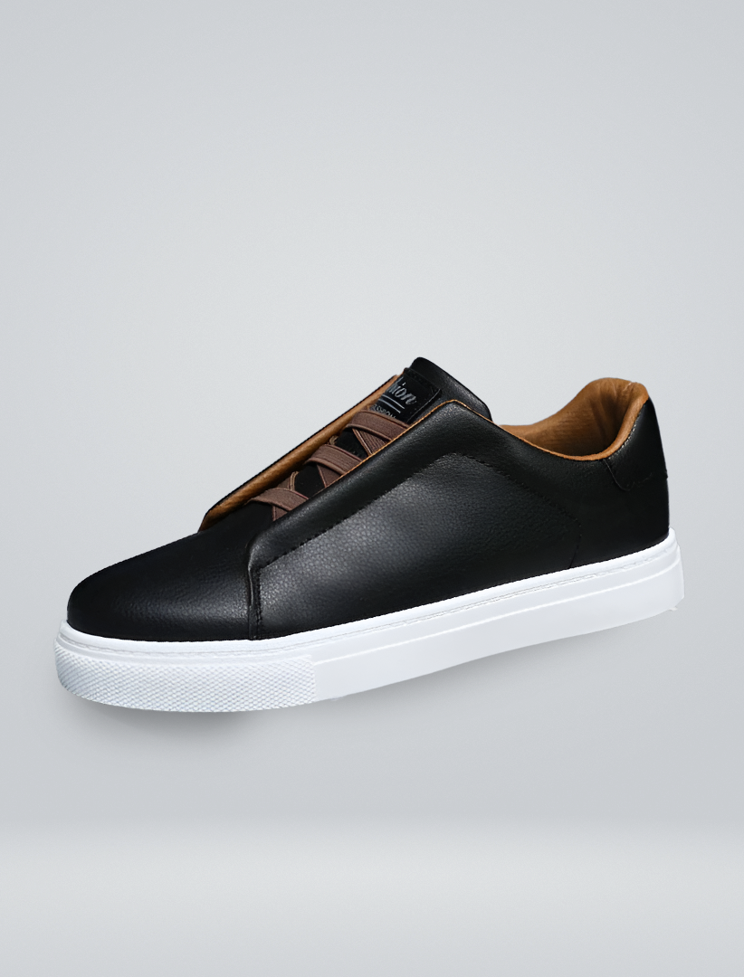 Bociczny widok czarnych męskich sneakersów Patryk