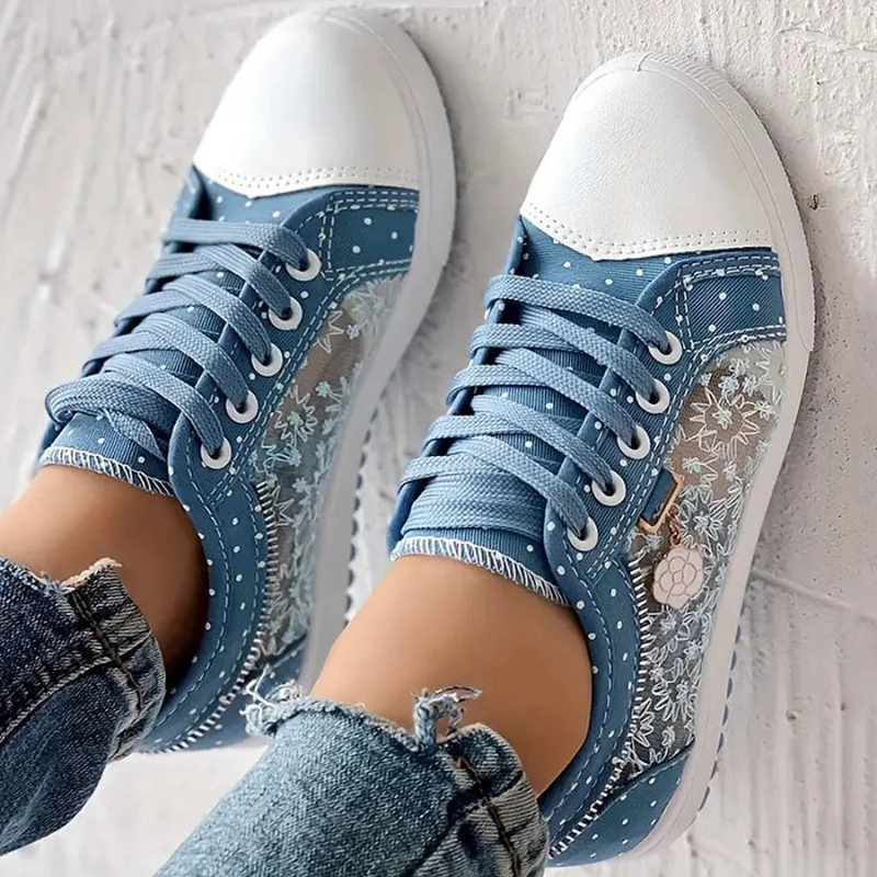 Błękitne sneakersy damskie Floria z kwiatowym haftem i siateczką