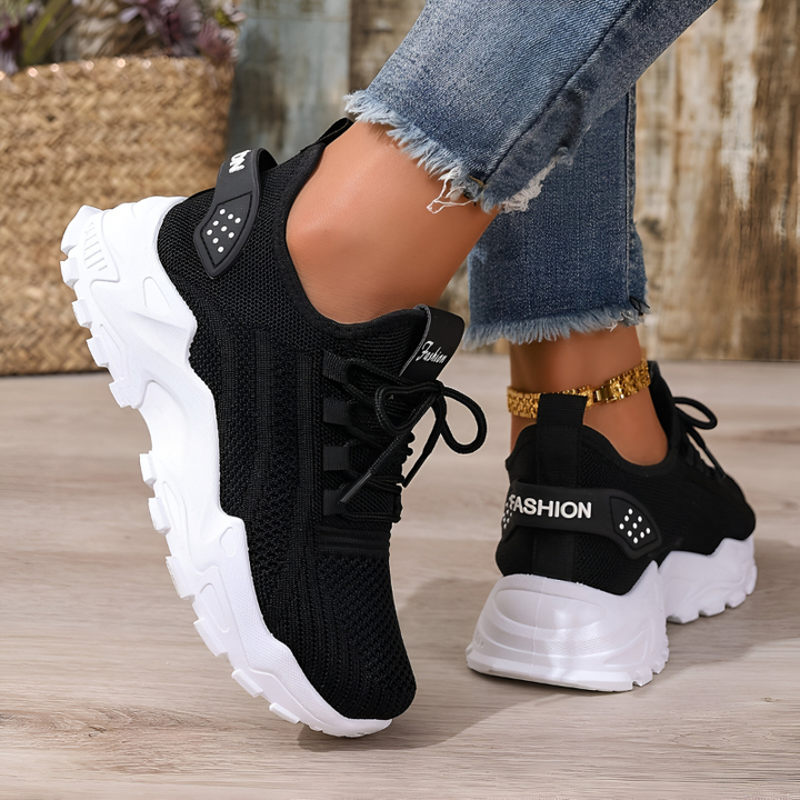 Detal wykończenia cholewki w ortopedycznych sneakersach damskich