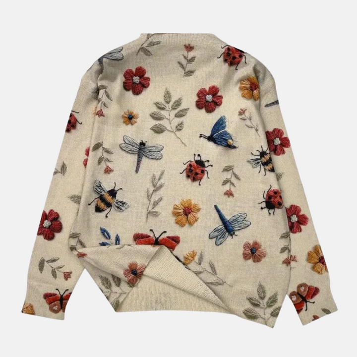 Elegancki sweter damski z okrągłym dekoltem, zbliżenie na haftowane kwiaty 3D