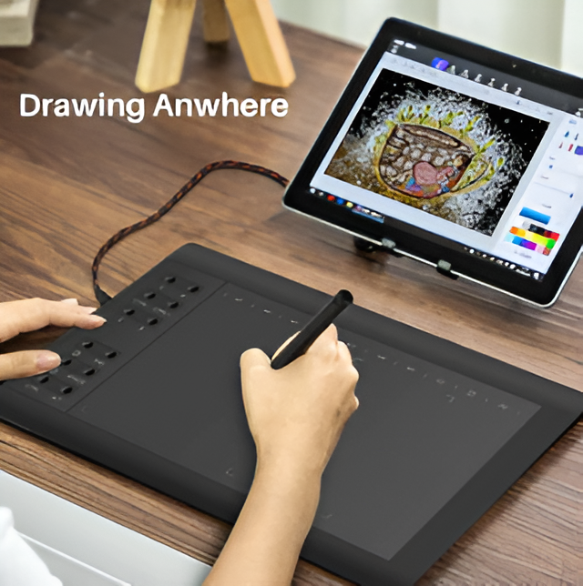 Tablet graficzny z piórem cyfrowym w zestawie na stanowisku pracy