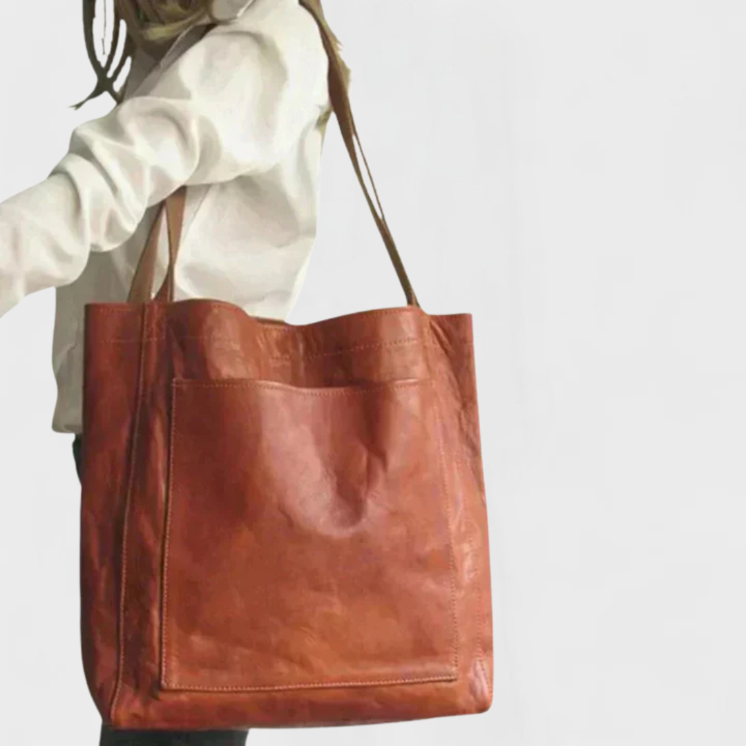 Kobieta prezentująca brązową elegancką torbę na ramię crossbody