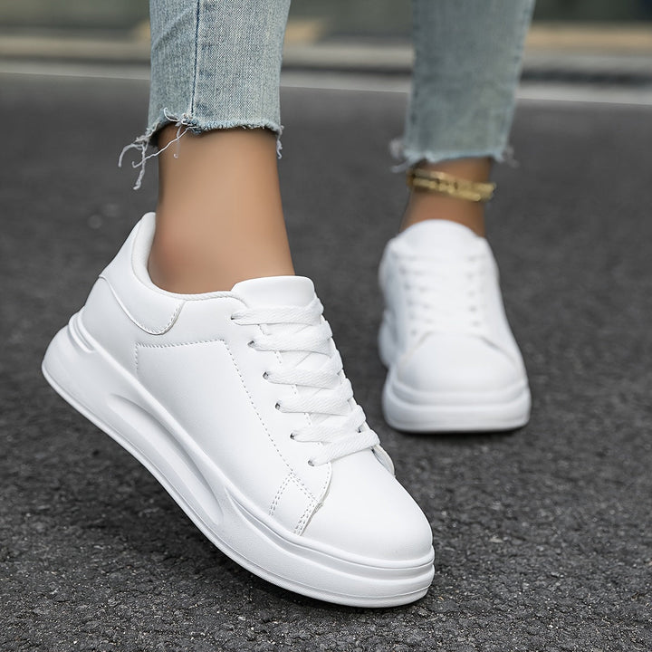 Wygodne buty codzienne na nodze, stylizacja z białymi trampkami