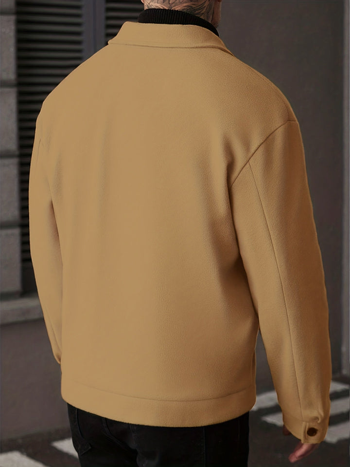 Męska odzież, brązowa kurtka overshirt na wieszaku