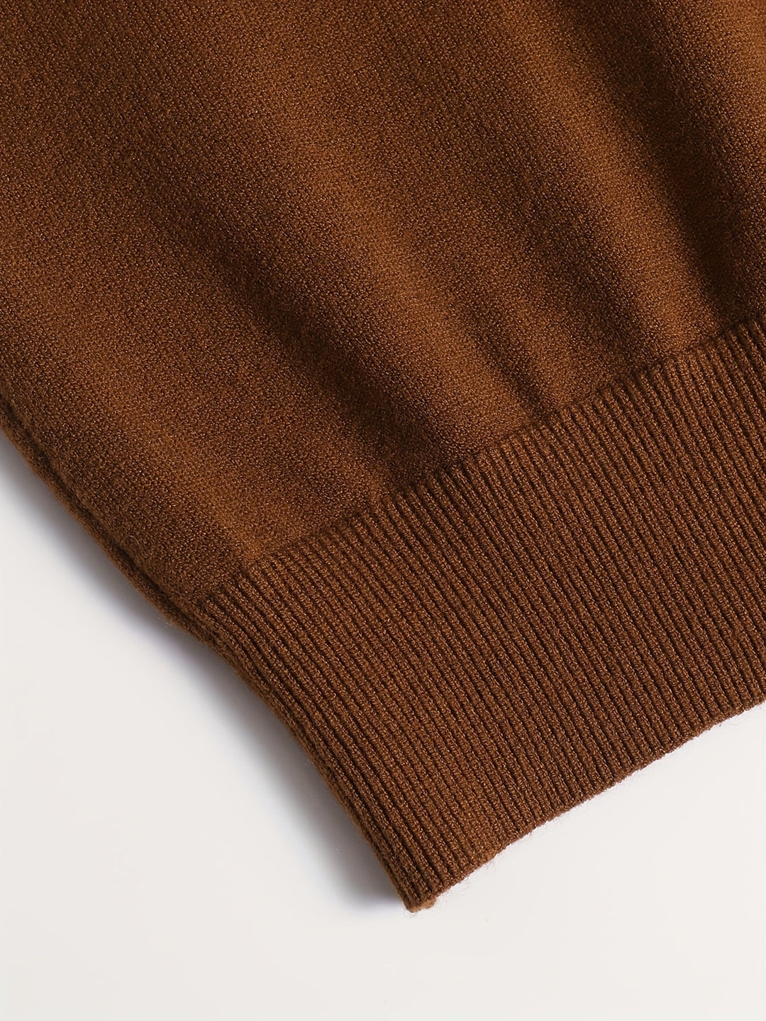 Męski sweter z wysokim kołnierzem pasujący do jeansów