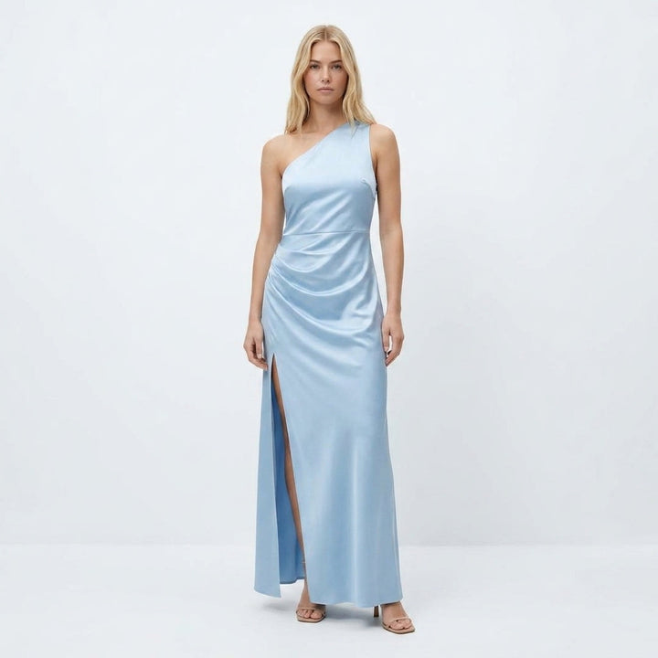 Modelka w jasnoniebieskiej sukience maxi o eleganckim kroju