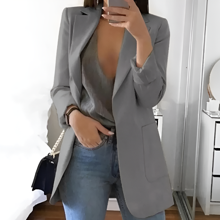 Elegancka marynarka damska na modelce, stylizacja formalna