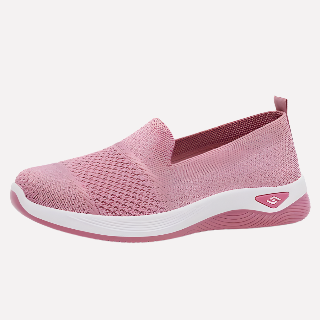 Damskie trampki codzienne prezentowane pod kątem, styl casual