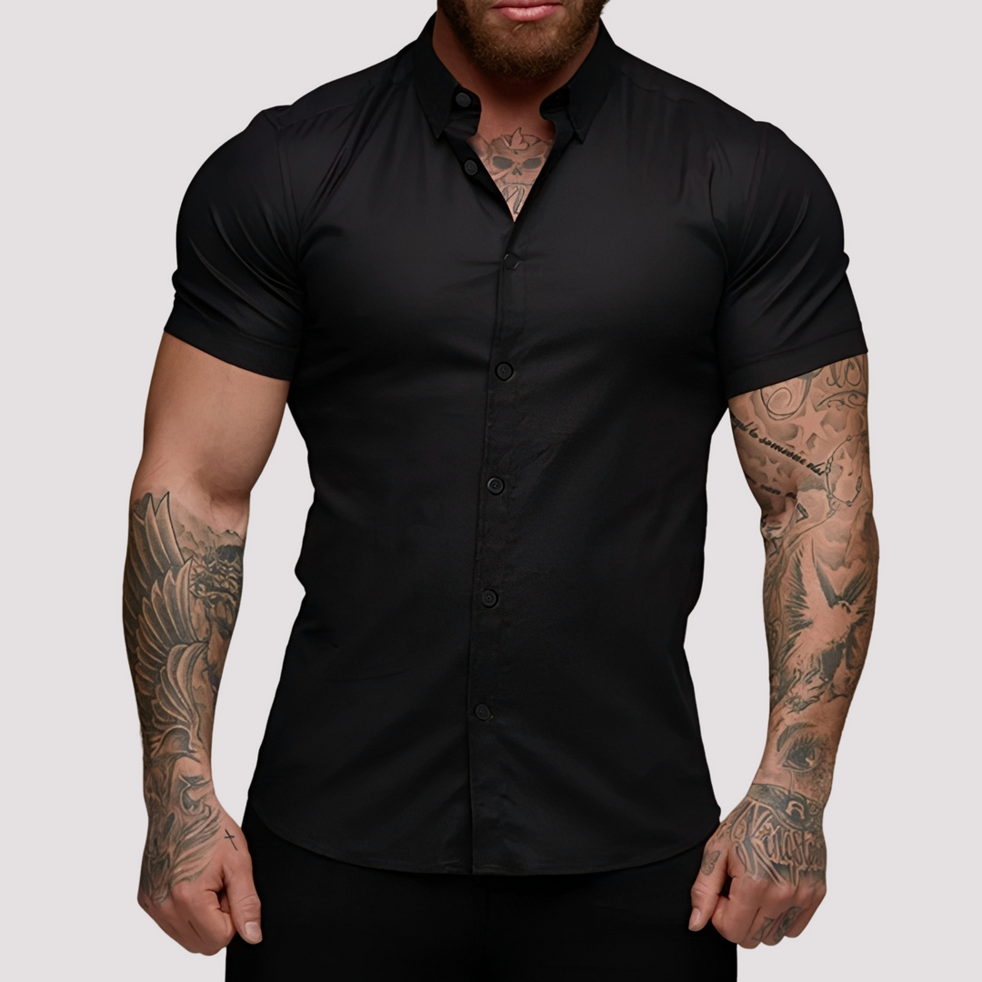 Mężczyzna w czarnej koszuli slim-fit z krótkim rękawem