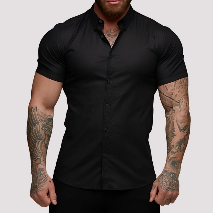 Mężczyzna w czarnej koszuli slim-fit z krótkim rękawem