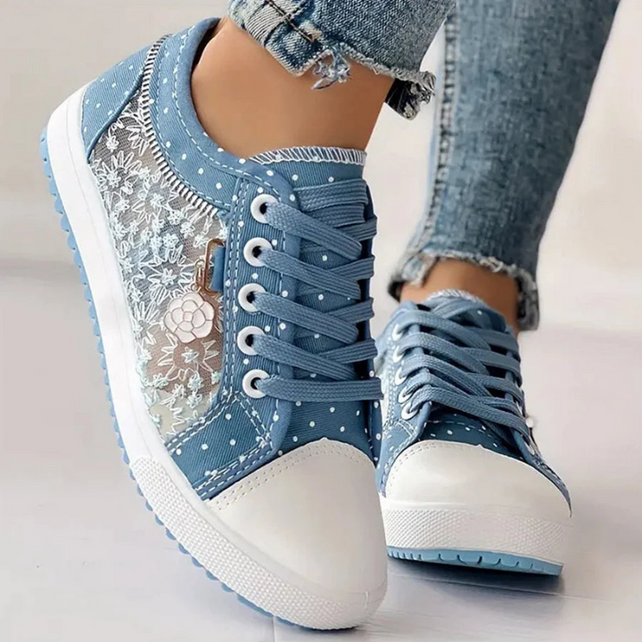 Modne buty sportowe damskie w kolorze błękitnym z ozdobnym haftem