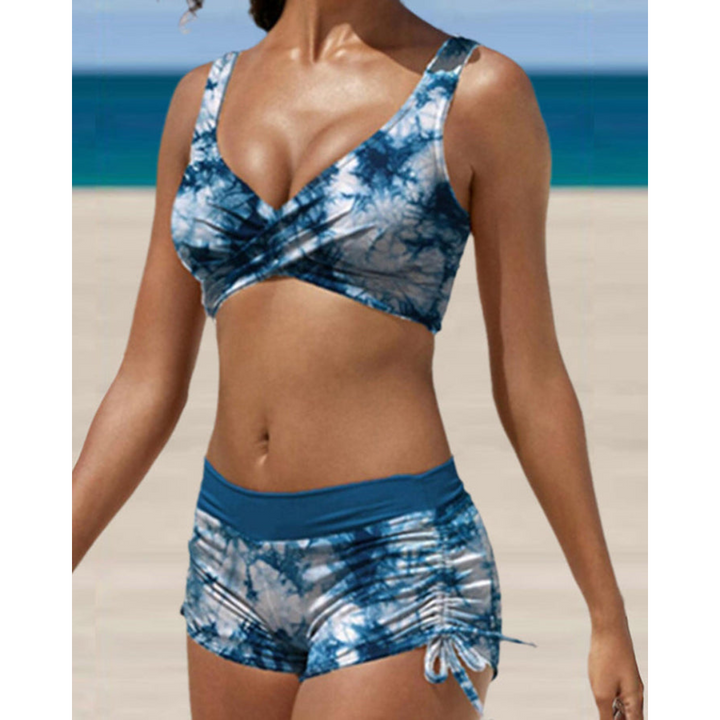 Kobieta prezentująca niebieskie dwuczęściowe bikini z szortami z przodu na plaży