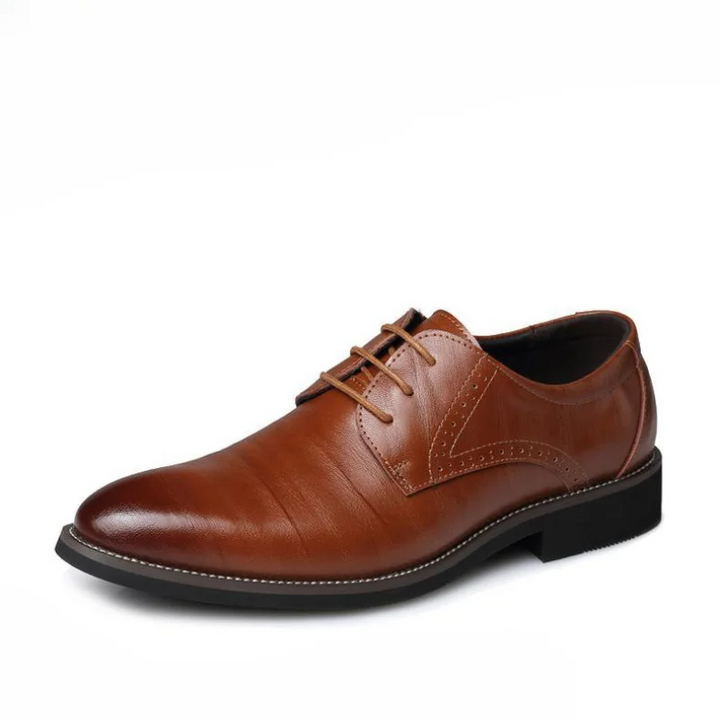 Stylowe buty męskie oxford w odcieniu ciemnego brązu na podeszwie