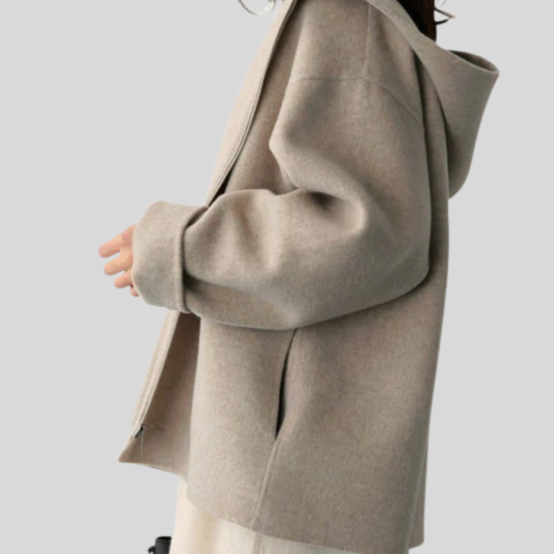 Zbliżenie na elegancką kurtkę khaki z kapturem
